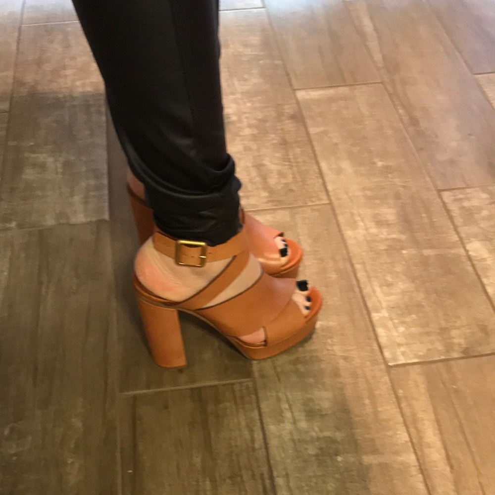 ❌ CHLOE CAMEL CLASSIC CRISS CRISS PLATFORMS ❌ - Picture 7 of 8